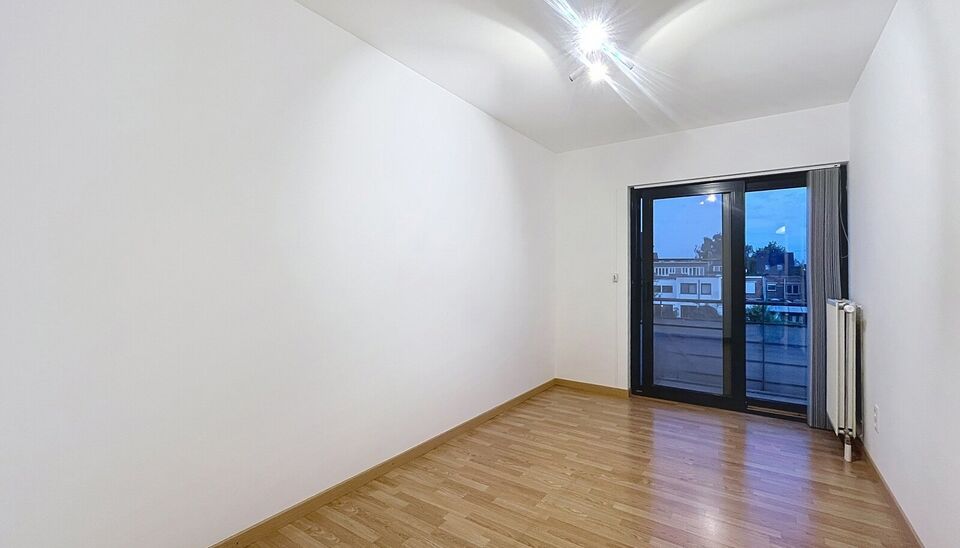 Perfect onderhouden appartement met twee slaapkamers aan de Ringlaan in Merksem. Bij binnenkomst heb je een aparte hal met  gastentoilet. De ruime woon- en eetkamer (ca. 22 m²) met aansluitend de half open luxueuze keuken (ca.6m²) is uitgerust met een g