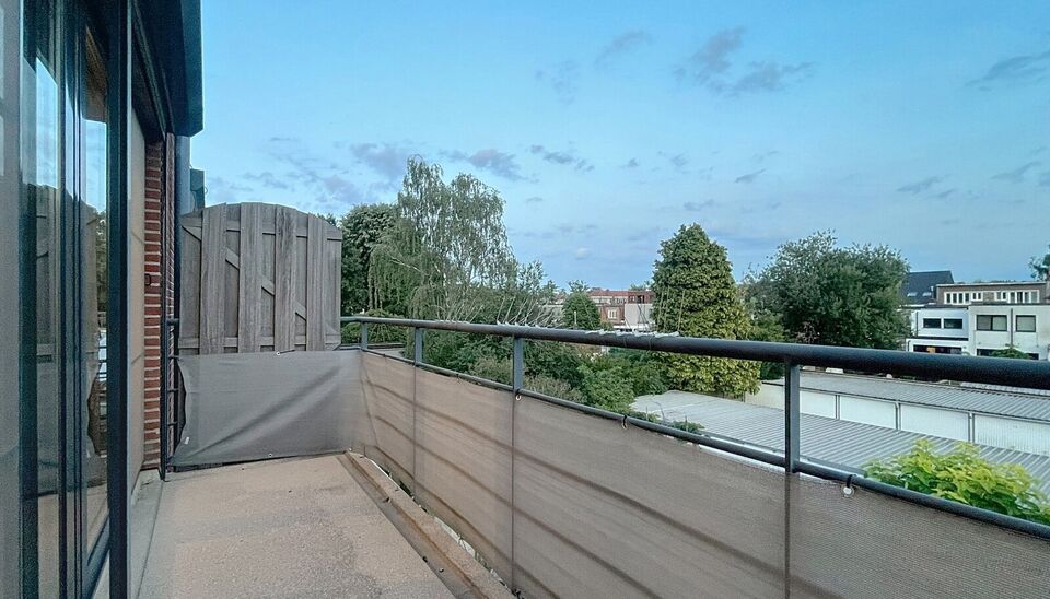Perfect onderhouden appartement met twee slaapkamers aan de Ringlaan in Merksem. Bij binnenkomst heb je een aparte hal met  gastentoilet. De ruime woon- en eetkamer (ca. 22 m²) met aansluitend de half open luxueuze keuken (ca.6m²) is uitgerust met een g