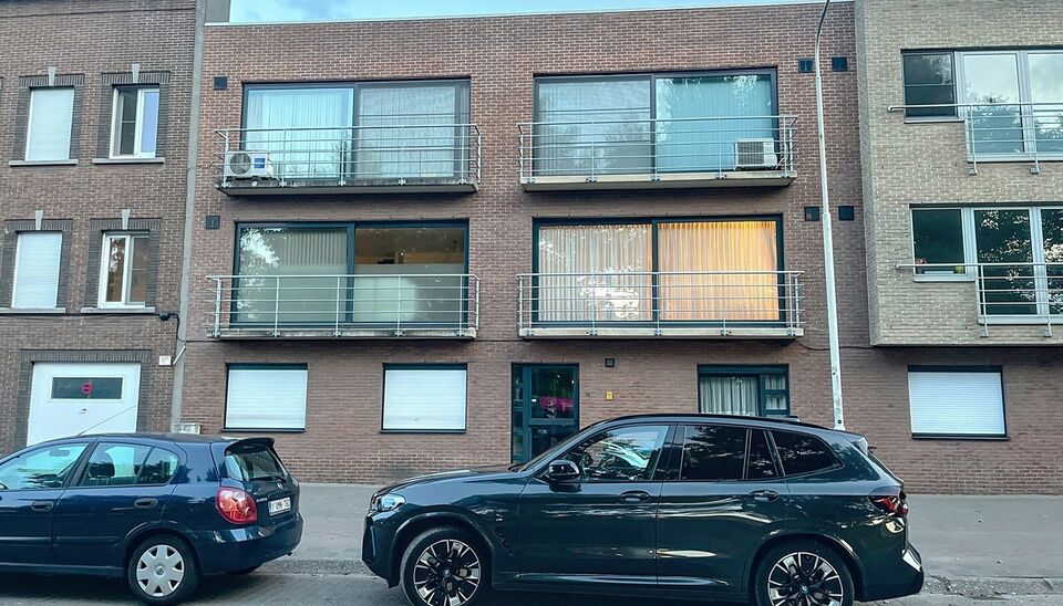 Perfect onderhouden appartement met twee slaapkamers aan de Ringlaan in Merksem. Bij binnenkomst heb je een aparte hal met  gastentoilet. De ruime woon- en eetkamer (ca. 22 m²) met aansluitend de half open luxueuze keuken (ca.6m²) is uitgerust met een g