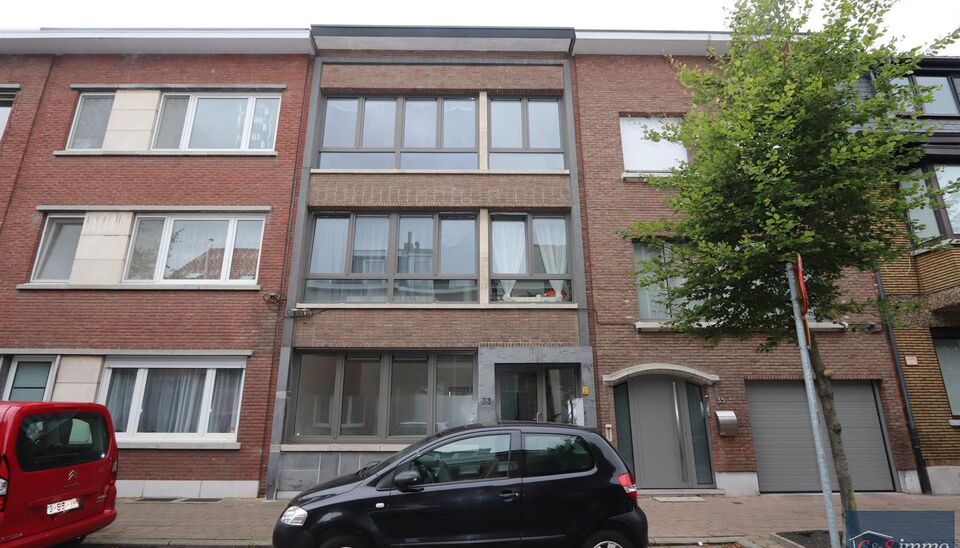 Verzorgd tweeslaapkamer appartement met terras op de 2e verdieping. Ruime inkomhal op laminaat voor een comfortabel ontvangst met mogelijkheid tot vestiaire. Gesloten keuken voorzien van alle nodige inbouwtoestellen: koelkast, diepvriezer, kookplaat en ov
