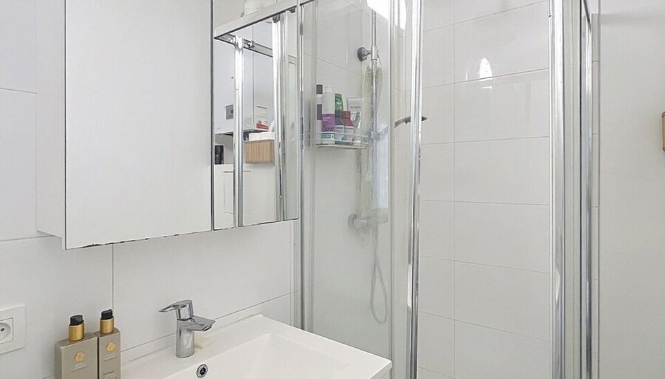 Verzorgd tweeslaapkamer appartement met terras op de 2e verdieping. Ruime inkomhal op laminaat voor een comfortabel ontvangst met mogelijkheid tot vestiaire. Gesloten keuken voorzien van alle nodige inbouwtoestellen: koelkast, diepvriezer, kookplaat en ov