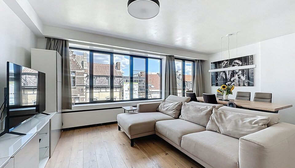 In een kleinschalig en verzorgd gebouw met lift bevindt zich dit prachtig gerenoveerde appartement met hoogwaardige afwerking. De ruime inkomhal beschikt over een bergkast met aansluiting voor wasmachine en droogkast. De lichtrijke woonkamer met grote ram