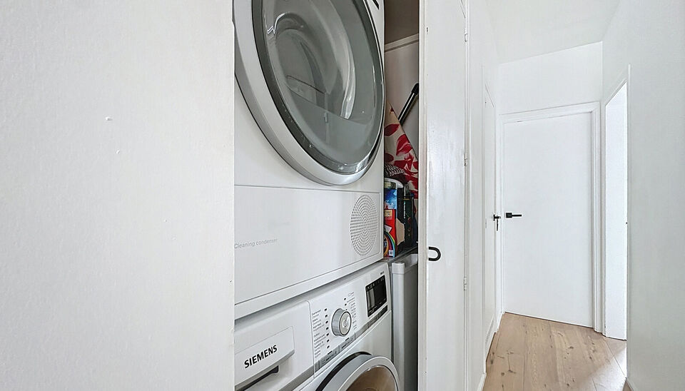 In een kleinschalig en verzorgd gebouw met lift bevindt zich dit prachtig gerenoveerde appartement met hoogwaardige afwerking. De ruime inkomhal beschikt over een bergkast met aansluiting voor wasmachine en droogkast. De lichtrijke woonkamer met grote ram