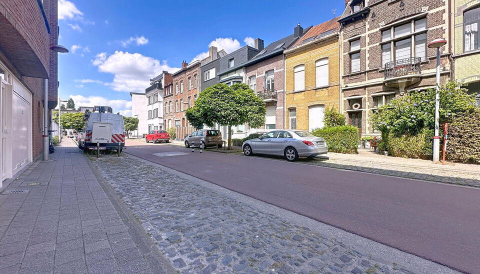 In een kleinschalig en verzorgd gebouw met lift bevindt zich dit prachtig gerenoveerde appartement met hoogwaardige afwerking. De ruime inkomhal beschikt over een bergkast met aansluiting voor wasmachine en droogkast. De lichtrijke woonkamer met grote ram