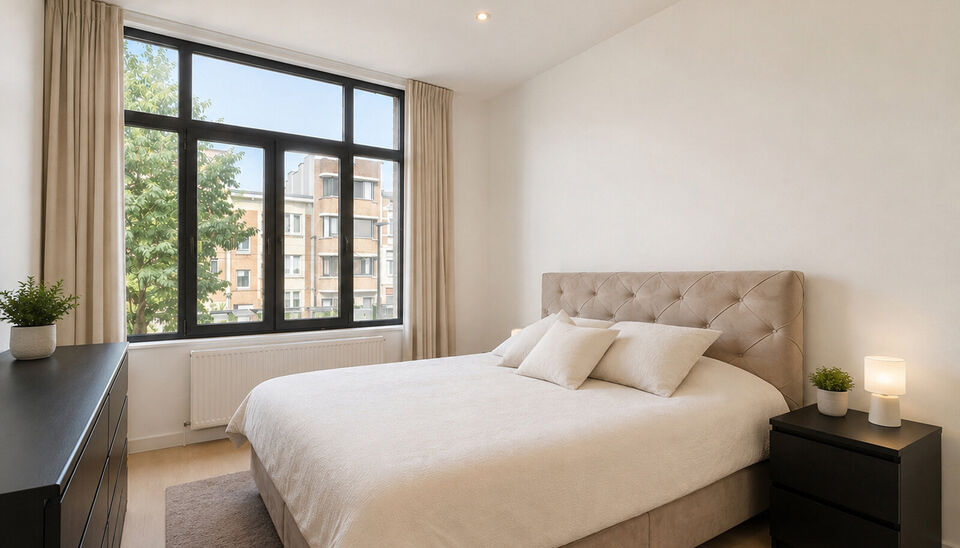 Ontdek dit instapklare en lichtrijke appartement waar comfort en een praktische indeling centraal staan. Appartement bevindt zich op de eerste verdieping in een gebouw zonder lift. De ruime leefruimte sluit naadloos aan op de volledig ingerichte open keuk