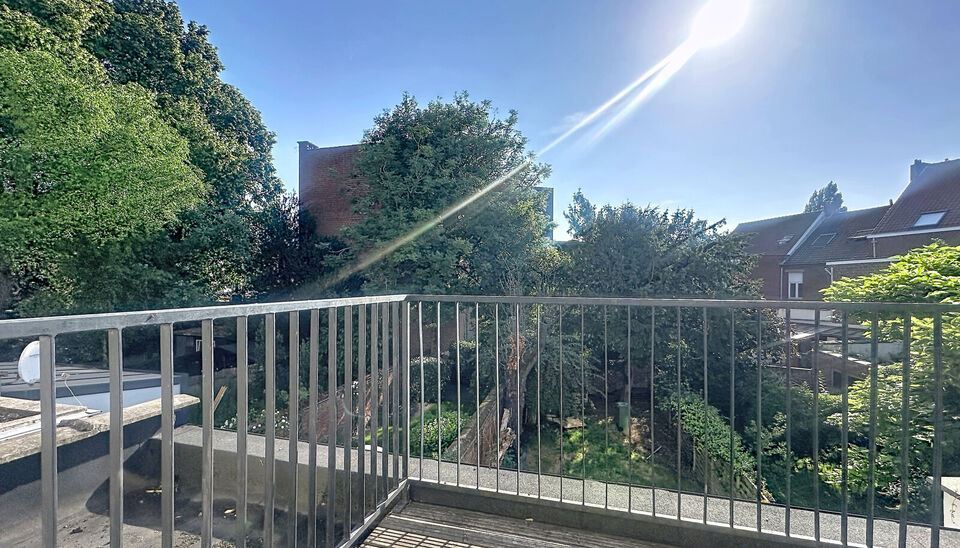 Ontdek dit instapklare en lichtrijke appartement waar comfort en een praktische indeling centraal staan. Appartement bevindt zich op de eerste verdieping in een gebouw zonder lift. De ruime leefruimte sluit naadloos aan op de volledig ingerichte open keuk
