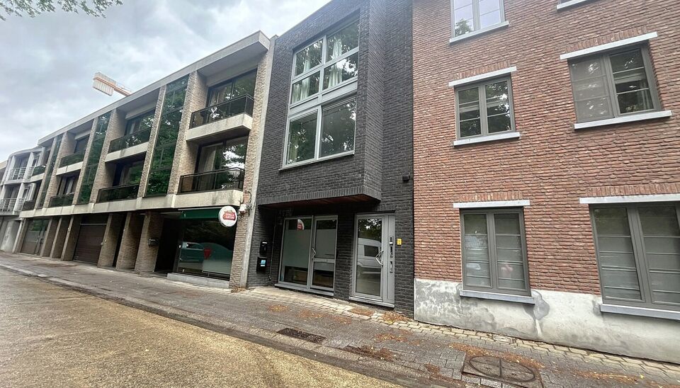 Instapklaar goed ge&iuml;soleerd appartement  in het hartje van Brasschaat.
Inkomhal met aparte berging voor wasmachine en droogkast.  Woon- en eetkamer (ca. 32m&sup2;) op laminaatvloer met een open ingerichte keuken voorzien van een eiland. De keuken is voorzien