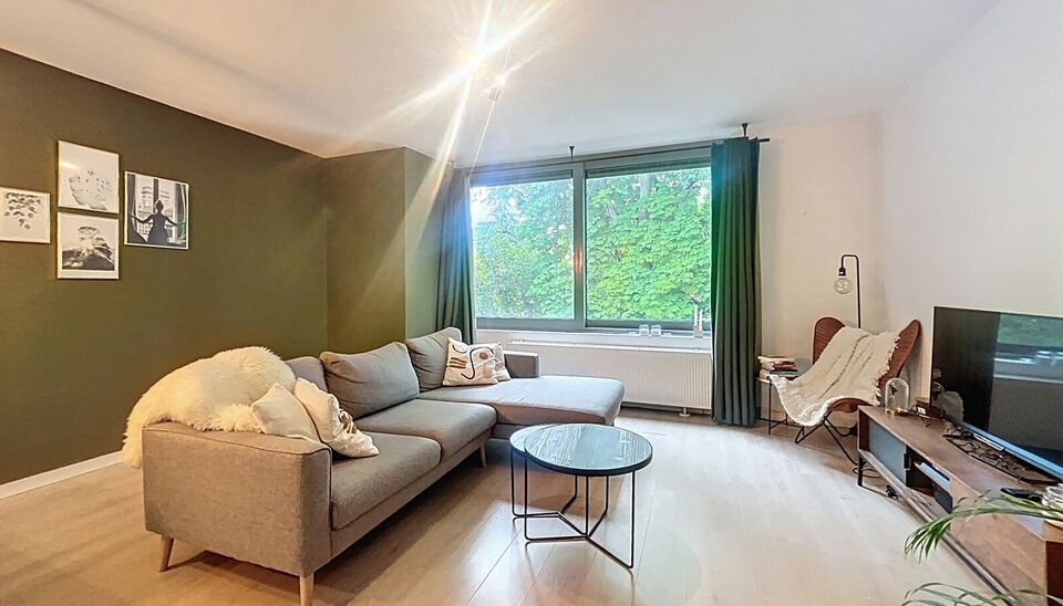 Instapklaar goed ge&iuml;soleerd appartement  in het hartje van Brasschaat.
Inkomhal met aparte berging voor wasmachine en droogkast.  Woon- en eetkamer (ca. 32m&sup2;) op laminaatvloer met een open ingerichte keuken voorzien van een eiland. De keuken is voorzien
