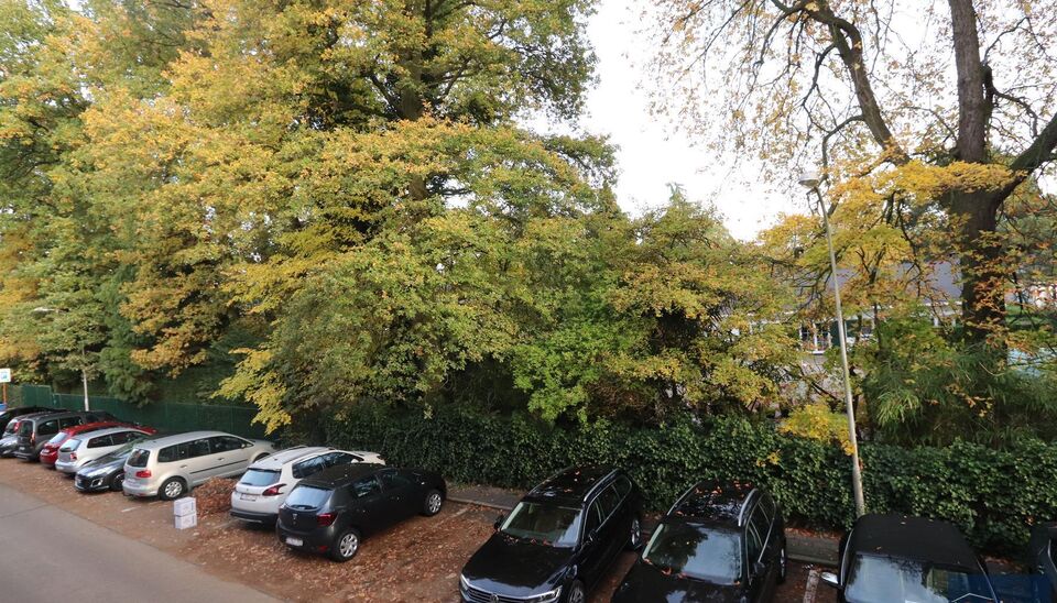 Instapklaar goed ge&iuml;soleerd appartement  in het hartje van Brasschaat.
Inkomhal met aparte berging voor wasmachine en droogkast.  Woon- en eetkamer (ca. 32m&sup2;) op laminaatvloer met een open ingerichte keuken voorzien van een eiland. De keuken is voorzien