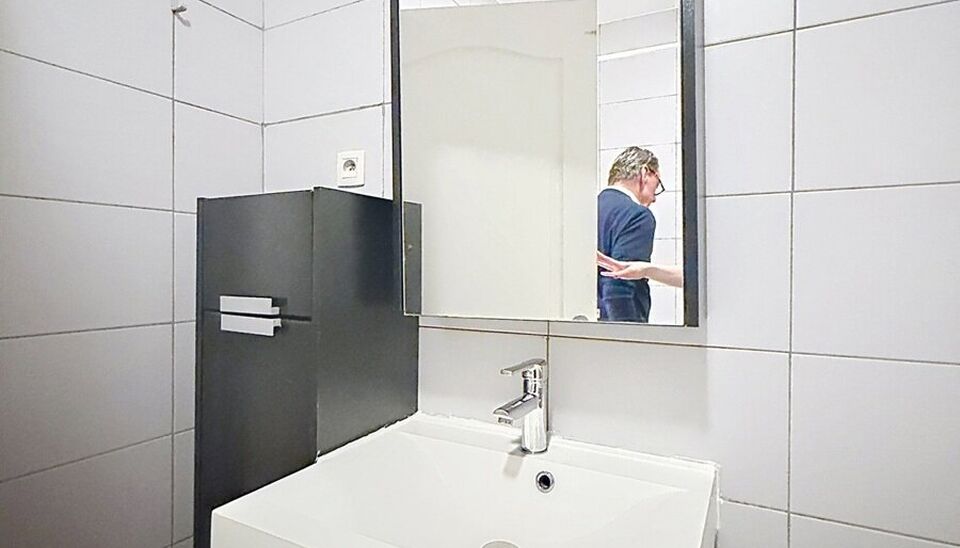 Instapklaar goed ge&iuml;soleerd appartement  in het hartje van Brasschaat.
Inkomhal met aparte berging voor wasmachine en droogkast.  Woon- en eetkamer (ca. 32m&sup2;) op laminaatvloer met een open ingerichte keuken voorzien van een eiland. De keuken is voorzien