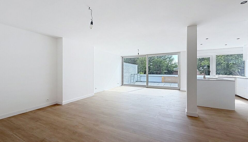 Gerenoveerd ruim duplex appartement (ca. 135m&sup2;) met tuin en terras. Ruime woon- en eetkamer (ca.43m&sup2;) op tegelvloer, met open ingerichte leefkeuken (ca. 10m&sup2;) en stenen werkblad. De keuken is voorzien van inductiekookplaat, dampkap, micro, oven, koelka