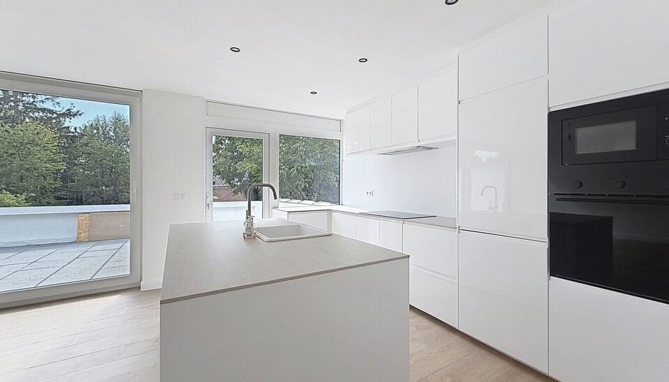 Gerenoveerd ruim duplex appartement (ca. 135m&sup2;) met tuin en terras. Ruime woon- en eetkamer (ca.43m&sup2;) op tegelvloer, met open ingerichte leefkeuken (ca. 10m&sup2;) en stenen werkblad. De keuken is voorzien van inductiekookplaat, dampkap, micro, oven, koelka