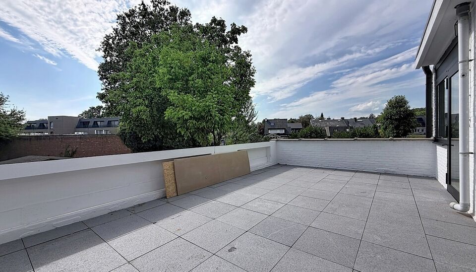 Gerenoveerd ruim duplex appartement (ca. 135m&sup2;) met tuin en terras. Ruime woon- en eetkamer (ca.43m&sup2;) op tegelvloer, met open ingerichte leefkeuken (ca. 10m&sup2;) en stenen werkblad. De keuken is voorzien van inductiekookplaat, dampkap, micro, oven, koelka