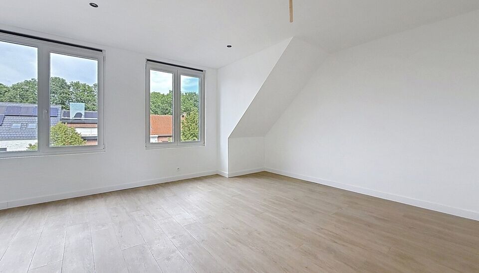 Gerenoveerd ruim duplex appartement (ca. 135m&sup2;) met tuin en terras. Ruime woon- en eetkamer (ca.43m&sup2;) op tegelvloer, met open ingerichte leefkeuken (ca. 10m&sup2;) en stenen werkblad. De keuken is voorzien van inductiekookplaat, dampkap, micro, oven, koelka