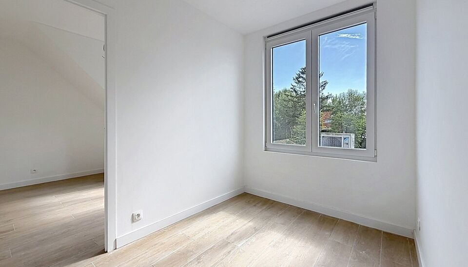 Gerenoveerd ruim duplex appartement (ca. 135m&sup2;) met tuin en terras. Ruime woon- en eetkamer (ca.43m&sup2;) op tegelvloer, met open ingerichte leefkeuken (ca. 10m&sup2;) en stenen werkblad. De keuken is voorzien van inductiekookplaat, dampkap, micro, oven, koelka
