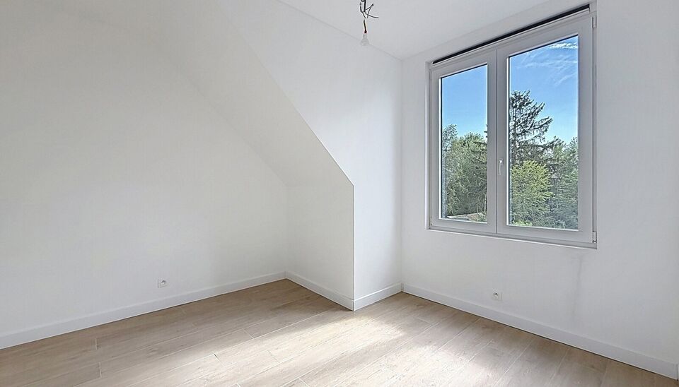 Gerenoveerd ruim duplex appartement (ca. 135m&sup2;) met tuin en terras. Ruime woon- en eetkamer (ca.43m&sup2;) op tegelvloer, met open ingerichte leefkeuken (ca. 10m&sup2;) en stenen werkblad. De keuken is voorzien van inductiekookplaat, dampkap, micro, oven, koelka