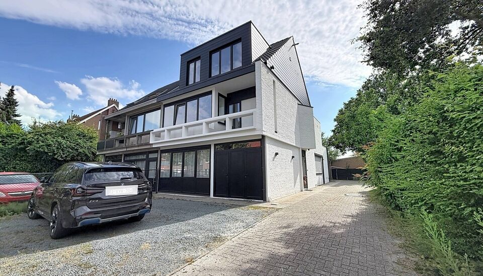 Gerenoveerd ruim duplex appartement (ca. 135m&sup2;) met tuin en terras. Ruime woon- en eetkamer (ca.43m&sup2;) op tegelvloer, met open ingerichte leefkeuken (ca. 10m&sup2;) en stenen werkblad. De keuken is voorzien van inductiekookplaat, dampkap, micro, oven, koelka