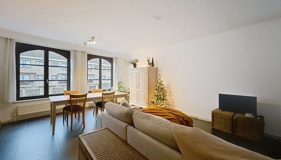 2 Slaapkamer appartement met terras (ca. 20m&sup2;) op de eerste verdieping in het centrum van St Job In't Goor. Lichtrijke woonkamer (ca. 44m&sup2;) op keramische tegelvloer met zithoek. Half open keuken (ca.8m&sup2;) voorzien van kookplaat en dampkap, oven en vaatw