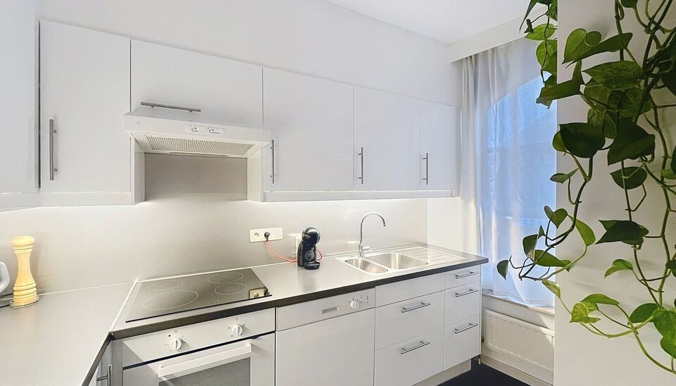 2 Slaapkamer appartement met terras (ca. 20m&sup2;) op de eerste verdieping in het centrum van St Job In't Goor. Lichtrijke woonkamer (ca. 44m&sup2;) op keramische tegelvloer met zithoek. Half open keuken (ca.8m&sup2;) voorzien van kookplaat en dampkap, oven en vaatw