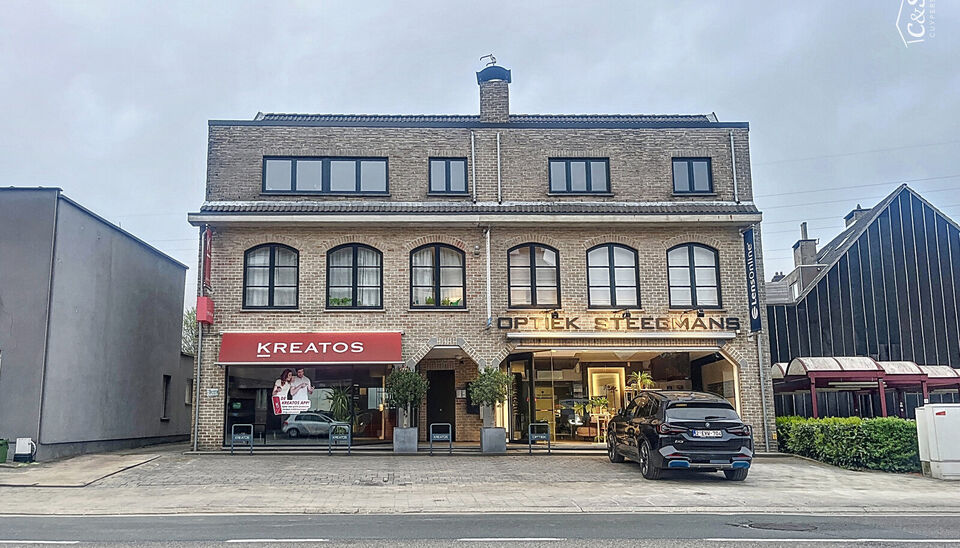2 Slaapkamer appartement met terras (ca. 20m&sup2;) op de eerste verdieping in het centrum van St Job In't Goor. Lichtrijke woonkamer (ca. 44m&sup2;) op keramische tegelvloer met zithoek. Half open keuken (ca.8m&sup2;) voorzien van kookplaat en dampkap, oven en vaatw