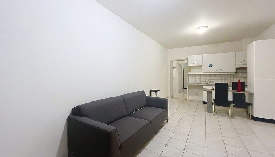1-slaapkamerappartement ca 66m&sup2; in het centrum van Brecht gelegen op de 1e verdieping. Woonkamer (ca. 25m&sup2;) op keramische tegelvloer met een open keuken voorzien van kookplaat en dampkap. Slaapkamer (ca. 14m&sup2;) en ingerichte badkamer met ligbad, lavabo 