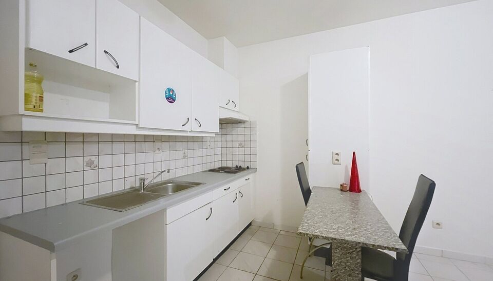 1-slaapkamerappartement ca 66m&sup2; in het centrum van Brecht gelegen op de 1e verdieping. Woonkamer (ca. 25m&sup2;) op keramische tegelvloer met een open keuken voorzien van kookplaat en dampkap. Slaapkamer (ca. 14m&sup2;) en ingerichte badkamer met ligbad, lavabo 