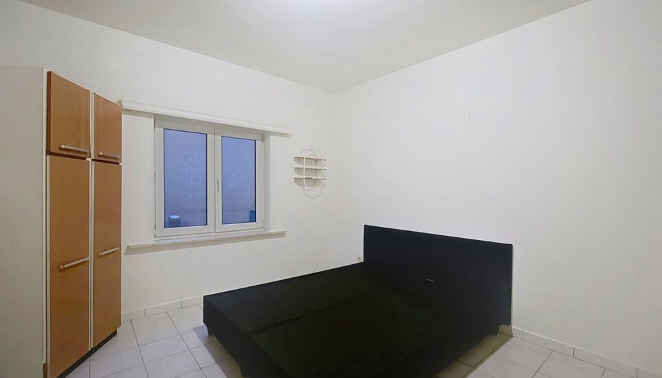 1-slaapkamerappartement ca 66m&sup2; in het centrum van Brecht gelegen op de 1e verdieping. Woonkamer (ca. 25m&sup2;) op keramische tegelvloer met een open keuken voorzien van kookplaat en dampkap. Slaapkamer (ca. 14m&sup2;) en ingerichte badkamer met ligbad, lavabo 