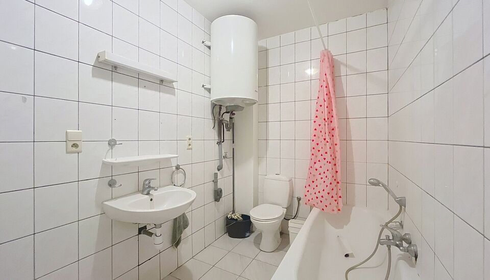 1-slaapkamerappartement ca 66m&sup2; in het centrum van Brecht gelegen op de 1e verdieping. Woonkamer (ca. 25m&sup2;) op keramische tegelvloer met een open keuken voorzien van kookplaat en dampkap. Slaapkamer (ca. 14m&sup2;) en ingerichte badkamer met ligbad, lavabo 