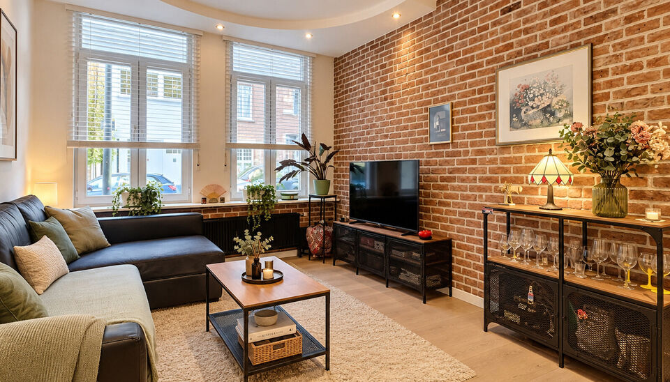 Dit charmante en instapklare appartement combineert een warme uitstraling met een praktische indeling. De karaktervolle bakstenen accentmuur, grote raampartijen en mooie lichtinval geven de leefruimte meteen een gezellige en authentieke sfeer.
De ruime wo