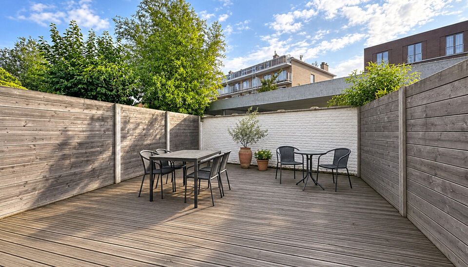 Dit charmante en instapklare appartement combineert een warme uitstraling met een praktische indeling. De karaktervolle bakstenen accentmuur, grote raampartijen en mooie lichtinval geven de leefruimte meteen een gezellige en authentieke sfeer.
De ruime wo