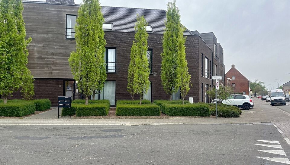 Modern en goed onderhouden appartement (ca.110 m&sup2;), met een terras van ongeveer 12 m&sup2;, op loopafstand van het centrum. Het appartement beschikt over een ruime woonkamer en eetkamer (ca.40m&sup2;), met open keuken, voorzien van een eiland (ca.14 m&sup2;). De keu