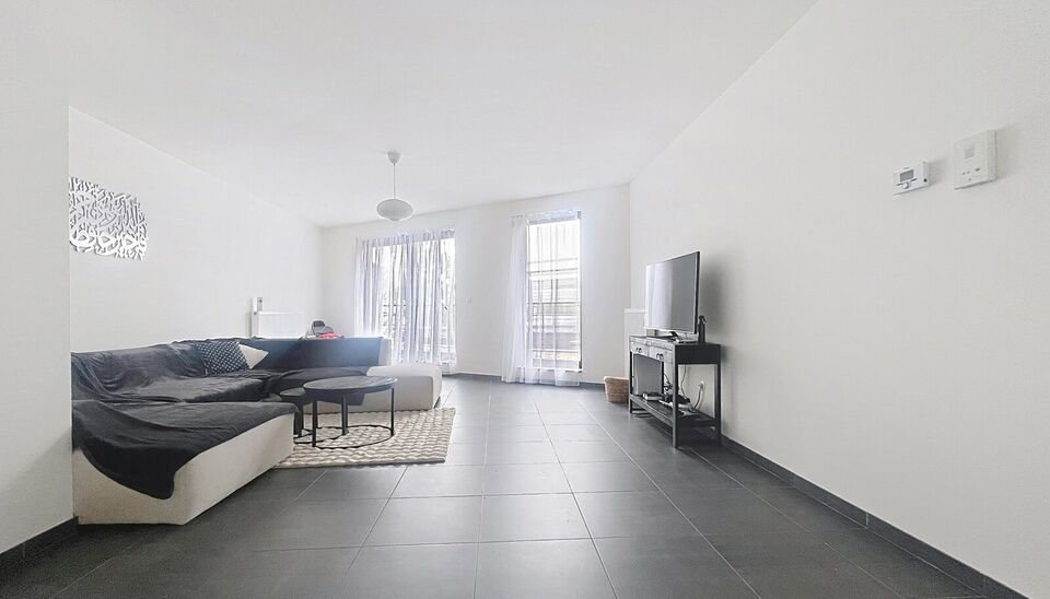 Modern en goed onderhouden appartement (ca.110 m&sup2;), met een terras van ongeveer 12 m&sup2;, op loopafstand van het centrum. Het appartement beschikt over een ruime woonkamer en eetkamer (ca.40m&sup2;), met open keuken, voorzien van een eiland (ca.14 m&sup2;). De keu