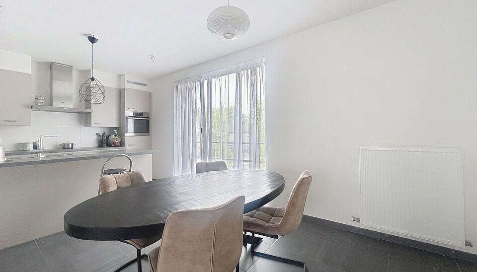 Modern en goed onderhouden appartement (ca.110 m&sup2;), met een terras van ongeveer 12 m&sup2;, op loopafstand van het centrum. Het appartement beschikt over een ruime woonkamer en eetkamer (ca.40m&sup2;), met open keuken, voorzien van een eiland (ca.14 m&sup2;). De keu