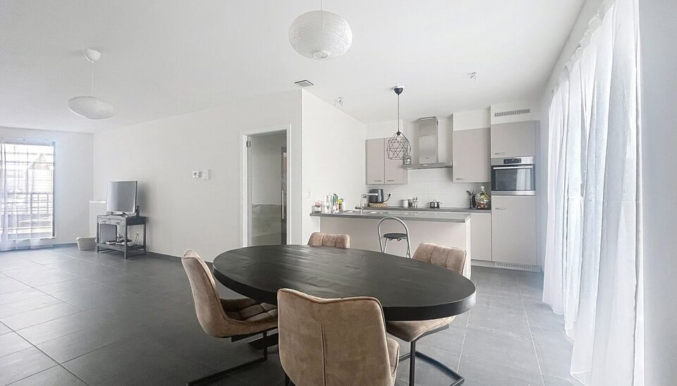 Modern en goed onderhouden appartement (ca.110 m&sup2;), met een terras van ongeveer 12 m&sup2;, op loopafstand van het centrum. Het appartement beschikt over een ruime woonkamer en eetkamer (ca.40m&sup2;), met open keuken, voorzien van een eiland (ca.14 m&sup2;). De keu
