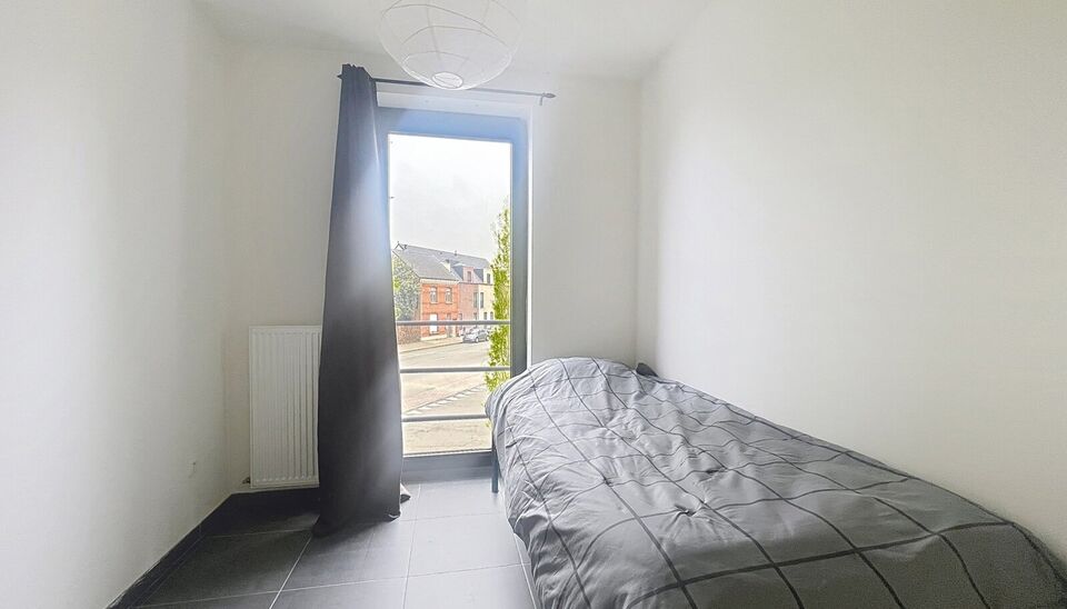 Modern en goed onderhouden appartement (ca.110 m&sup2;), met een terras van ongeveer 12 m&sup2;, op loopafstand van het centrum. Het appartement beschikt over een ruime woonkamer en eetkamer (ca.40m&sup2;), met open keuken, voorzien van een eiland (ca.14 m&sup2;). De keu