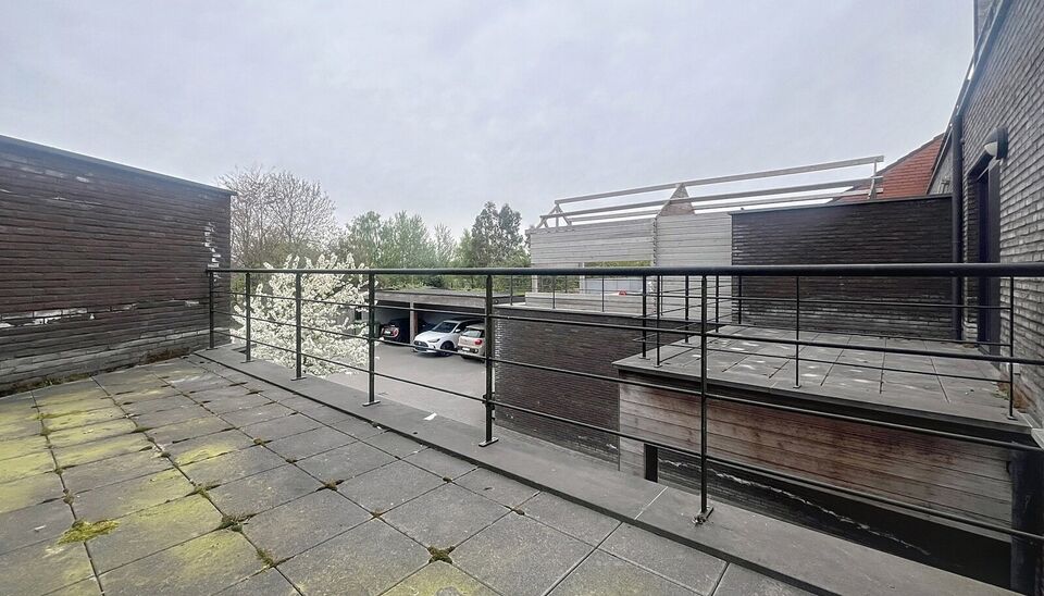 Modern en goed onderhouden appartement (ca.110 m&sup2;), met een terras van ongeveer 12 m&sup2;, op loopafstand van het centrum. Het appartement beschikt over een ruime woonkamer en eetkamer (ca.40m&sup2;), met open keuken, voorzien van een eiland (ca.14 m&sup2;). De keu