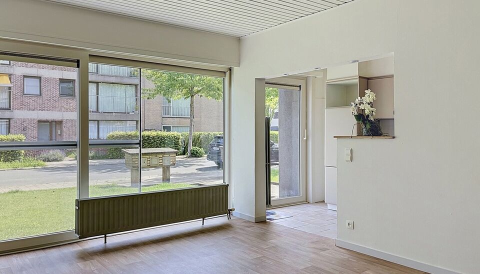 Ontdek dit vernieuwde appartement in een rustige straat nabij het centrum van Aartselaar.
Recent werden de opfrissingswerken afgerond en geniet u nu van een instapklaar appartement in een onderhouden kleinschalig gebouw.
U komt binnen in de hal voorzien v