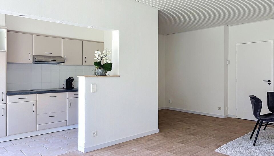 Ontdek dit vernieuwde appartement in een rustige straat nabij het centrum van Aartselaar.
Recent werden de opfrissingswerken afgerond en geniet u nu van een instapklaar appartement in een onderhouden kleinschalig gebouw.
U komt binnen in de hal voorzien v