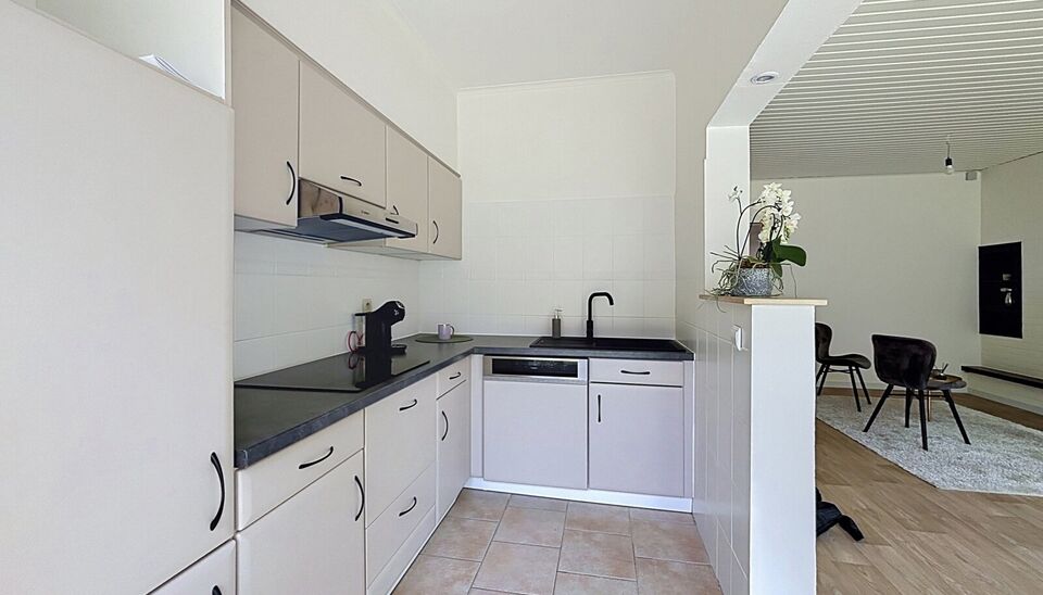 Ontdek dit vernieuwde appartement in een rustige straat nabij het centrum van Aartselaar.
Recent werden de opfrissingswerken afgerond en geniet u nu van een instapklaar appartement in een onderhouden kleinschalig gebouw.
U komt binnen in de hal voorzien v