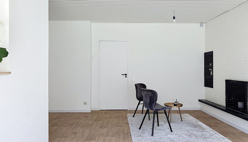 Ontdek dit vernieuwde appartement in een rustige straat nabij het centrum van Aartselaar.
Recent werden de opfrissingswerken afgerond en geniet u nu van een instapklaar appartement in een onderhouden kleinschalig gebouw.
U komt binnen in de hal voorzien v