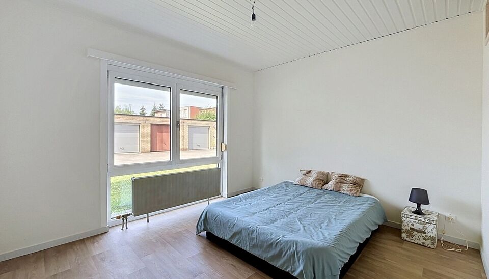 Ontdek dit vernieuwde appartement in een rustige straat nabij het centrum van Aartselaar.
Recent werden de opfrissingswerken afgerond en geniet u nu van een instapklaar appartement in een onderhouden kleinschalig gebouw.
U komt binnen in de hal voorzien v