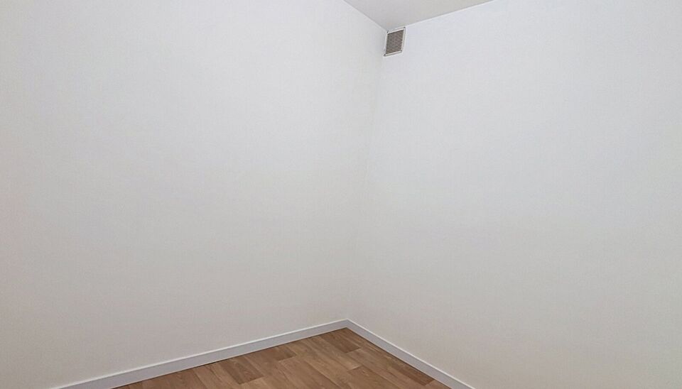 Ontdek dit vernieuwde appartement in een rustige straat nabij het centrum van Aartselaar.
Recent werden de opfrissingswerken afgerond en geniet u nu van een instapklaar appartement in een onderhouden kleinschalig gebouw.
U komt binnen in de hal voorzien v