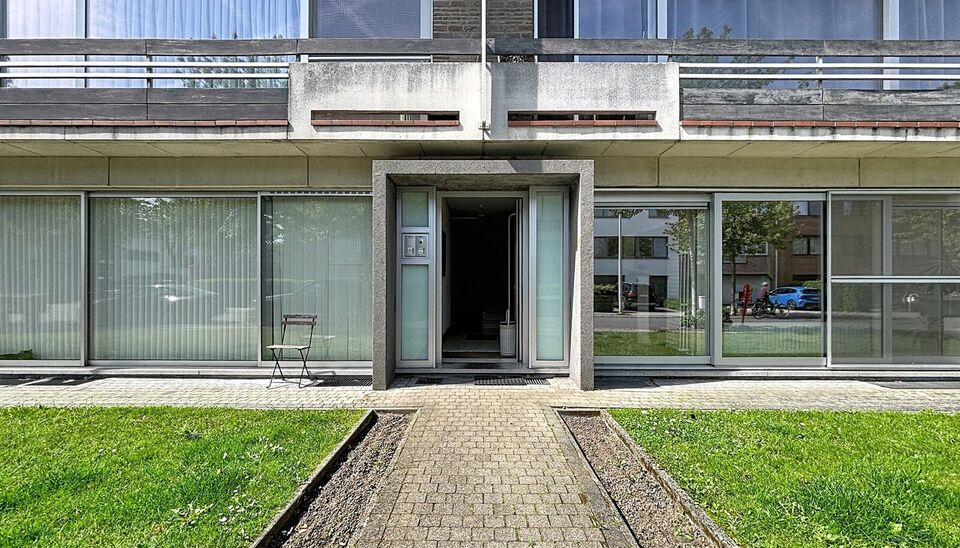 Ontdek dit vernieuwde appartement in een rustige straat nabij het centrum van Aartselaar.
Recent werden de opfrissingswerken afgerond en geniet u nu van een instapklaar appartement in een onderhouden kleinschalig gebouw.
U komt binnen in de hal voorzien v