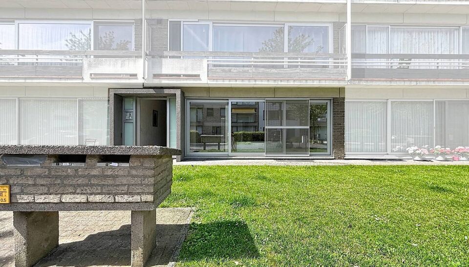 Ontdek dit vernieuwde appartement in een rustige straat nabij het centrum van Aartselaar.
Recent werden de opfrissingswerken afgerond en geniet u nu van een instapklaar appartement in een onderhouden kleinschalig gebouw.
U komt binnen in de hal voorzien v