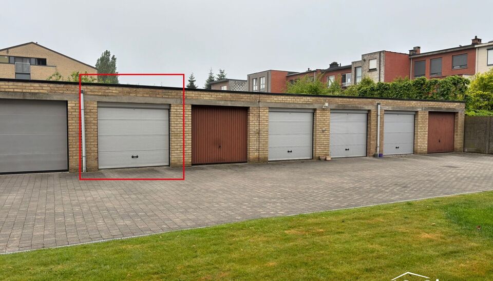 Ontdek dit vernieuwde appartement in een rustige straat nabij het centrum van Aartselaar.
Recent werden de opfrissingswerken afgerond en geniet u nu van een instapklaar appartement in een onderhouden kleinschalig gebouw.
U komt binnen in de hal voorzien v