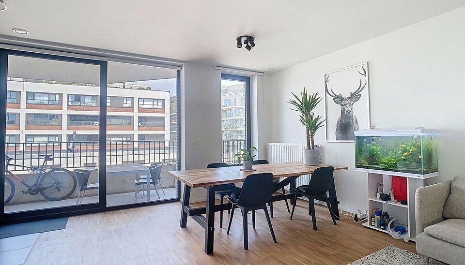 Ontdek dit lichtrijke appartement in de nieuwbouwcomplex residentie Delta, gebouwd in 2020. 
Op een boogscheut van nieuwe hotspots als de Slachthuissite & Park Spoor Noord kan u deze parel vinden. Het appartement beschikt over een uitnodigende woonruimte 