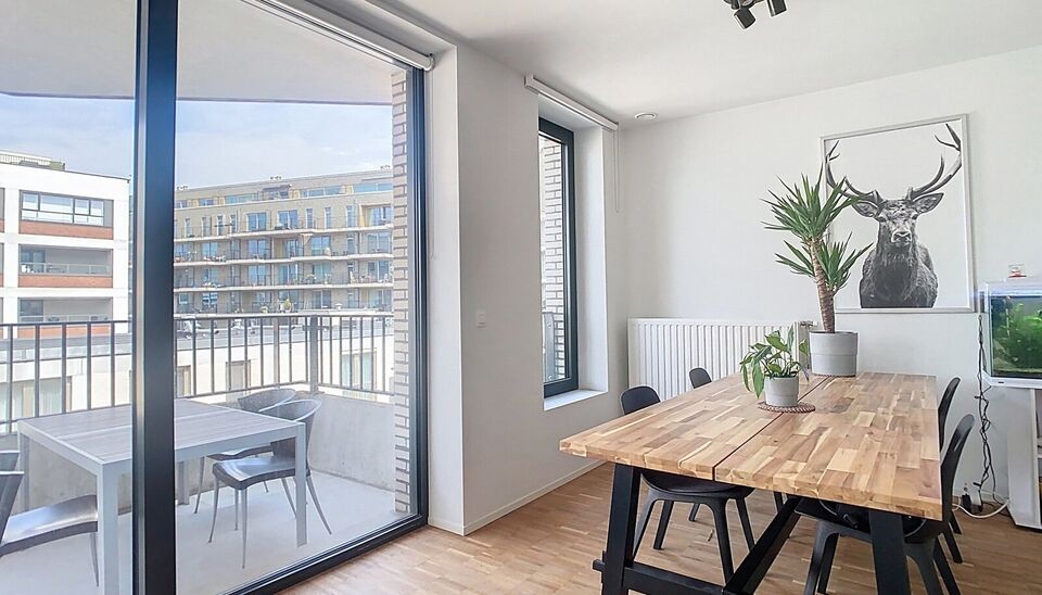 Ontdek dit lichtrijke appartement in de nieuwbouwcomplex residentie Delta, gebouwd in 2020. 
Op een boogscheut van nieuwe hotspots als de Slachthuissite & Park Spoor Noord kan u deze parel vinden. Het appartement beschikt over een uitnodigende woonruimte 