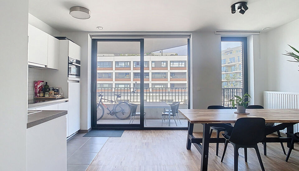 Ontdek dit lichtrijke appartement in de nieuwbouwcomplex residentie Delta, gebouwd in 2020. 
Op een boogscheut van nieuwe hotspots als de Slachthuissite & Park Spoor Noord kan u deze parel vinden. Het appartement beschikt over een uitnodigende woonruimte 