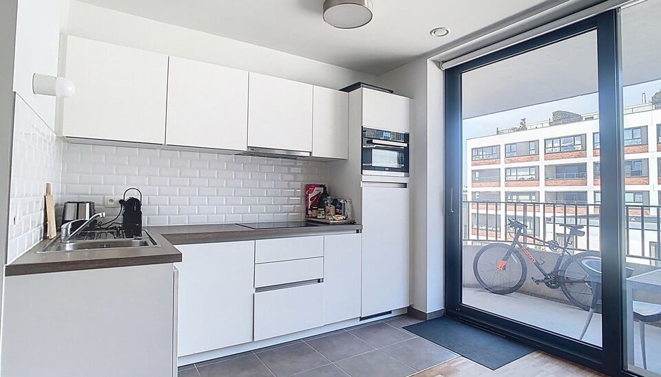 Ontdek dit lichtrijke appartement in de nieuwbouwcomplex residentie Delta, gebouwd in 2020. 
Op een boogscheut van nieuwe hotspots als de Slachthuissite & Park Spoor Noord kan u deze parel vinden. Het appartement beschikt over een uitnodigende woonruimte 