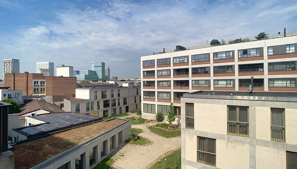 Ontdek dit lichtrijke appartement in de nieuwbouwcomplex residentie Delta, gebouwd in 2020. 
Op een boogscheut van nieuwe hotspots als de Slachthuissite & Park Spoor Noord kan u deze parel vinden. Het appartement beschikt over een uitnodigende woonruimte 